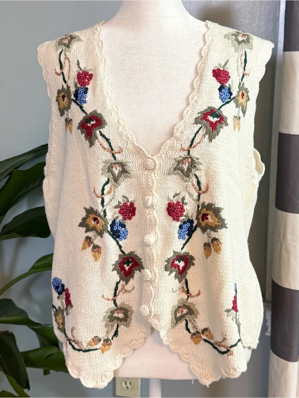 Carolyn Taylor Floral Embroidered Sweater Vest Size Large Cream Cottagecore